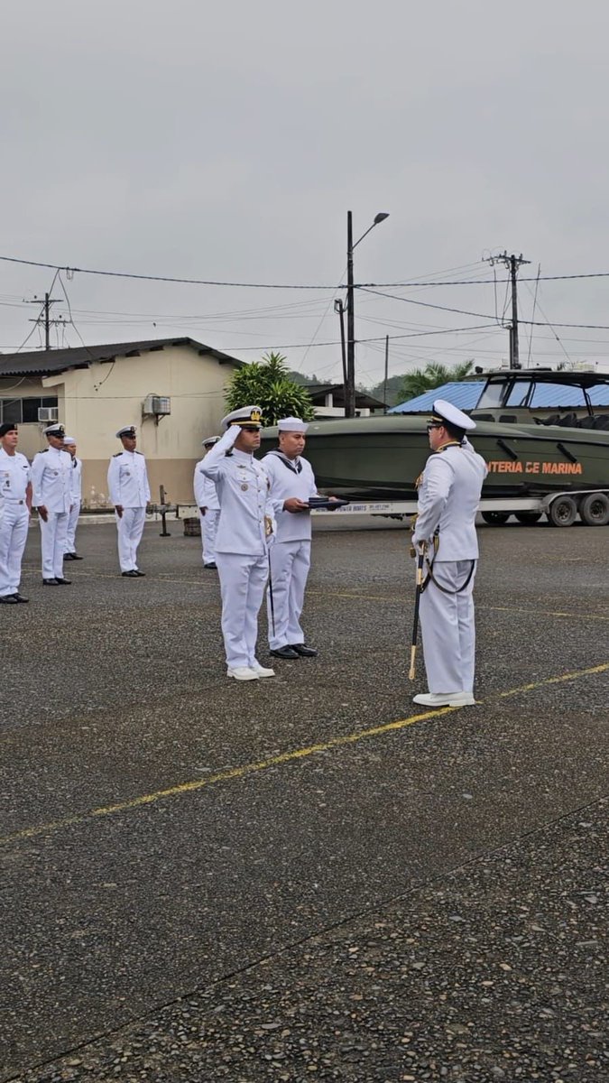 armada_ecuador's tweet image. #Esmeraldas || A través de una ceremonia conmemorativa, el Batallón de Infantería de Marina N.º 11 "San Lorenzo" llevó a cabo la ceremonia militar de imposición de la condecoración al mérito naval “Comandante Morán Valverde” en el grado de "Caballero", así como de la…