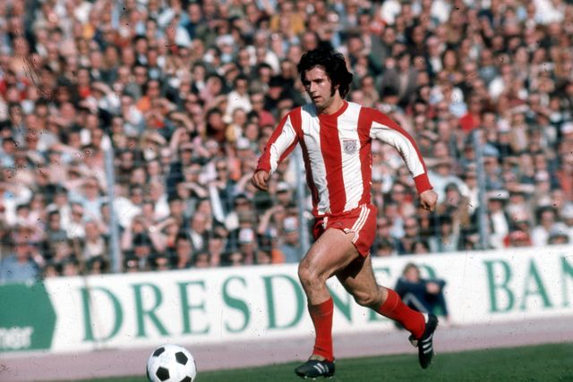 jf1_szn's tweet image. Gerd Müller Ranking Among Bundesliga Forwards (Kicker Ratings):
65/66 - 11th
66/67 - 10th
67/68 - 58th
68/69 - 6th
69/70 - 3rd
70/71 - 31st
71/72 - tied 2nd
72/73 - tied 3rd
73/74 - 28th
74/75 - 15th
75/76 - 9th
76/77 - tied 2nd
77/78 - 22nd
78/79 - 41st
Greatest Striker Ever?