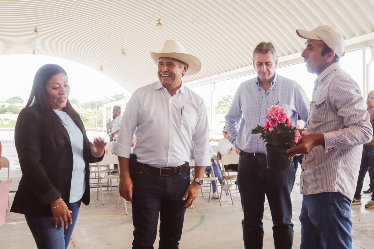 CUERNAVACA CUADRUPLICÓ ESTE AÑO LA INVERSIÓN A LA PRODUCCIÓN ORNAMENTAL Y SE PERFILA COMO MOTOR ECONÓMICO GENERADOR DE EMPLEOS

* El Ayuntamientode Cuernavaca, encabezado por el alcalde José Luis Urióstegui Salgado, entregó insumos a 231 productoras y productores ornamentales de
