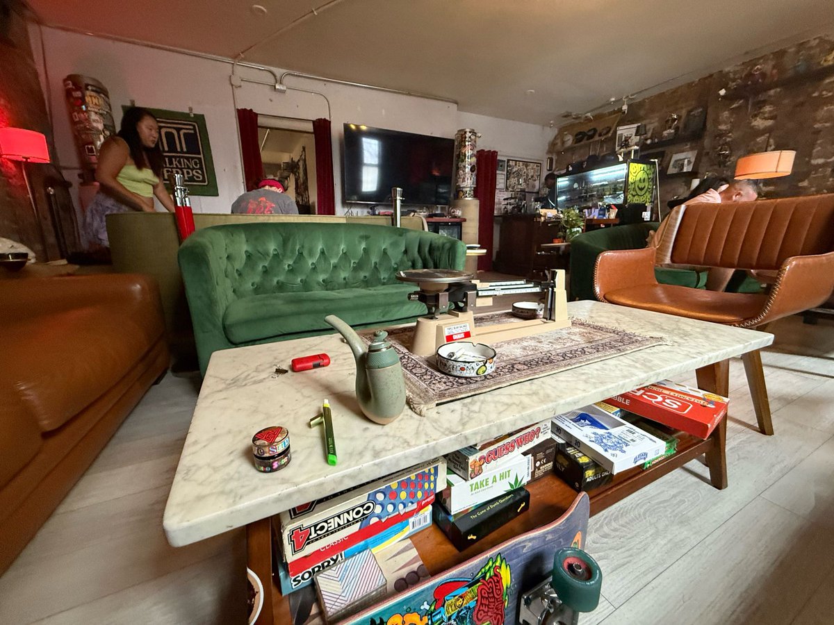 marcogomes's tweet image. The Astor Club, um clube de maconheiros "escondido" em NY. só convidados. tem as melhores extrações possíveis, parafernália para emprestar, bebidas sem álcool, música volume médio e/ou vídeos na tv.
na foto bubble hash rosin e um puffco da casa, uso emprestado do clube.