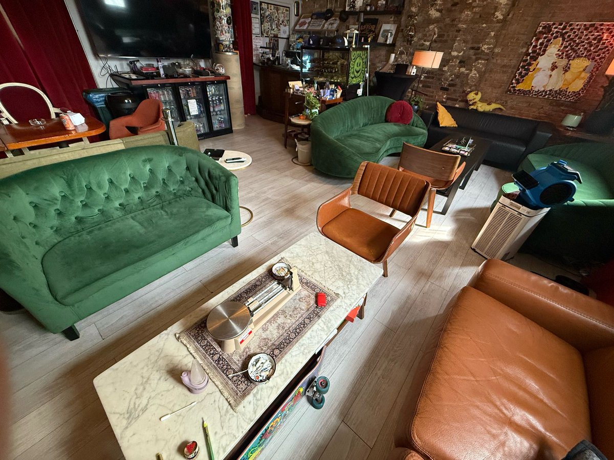 marcogomes's tweet image. The Astor Club, um clube de maconheiros "escondido" em NY. só convidados. tem as melhores extrações possíveis, parafernália para emprestar, bebidas sem álcool, música volume médio e/ou vídeos na tv.
na foto bubble hash rosin e um puffco da casa, uso emprestado do clube.
