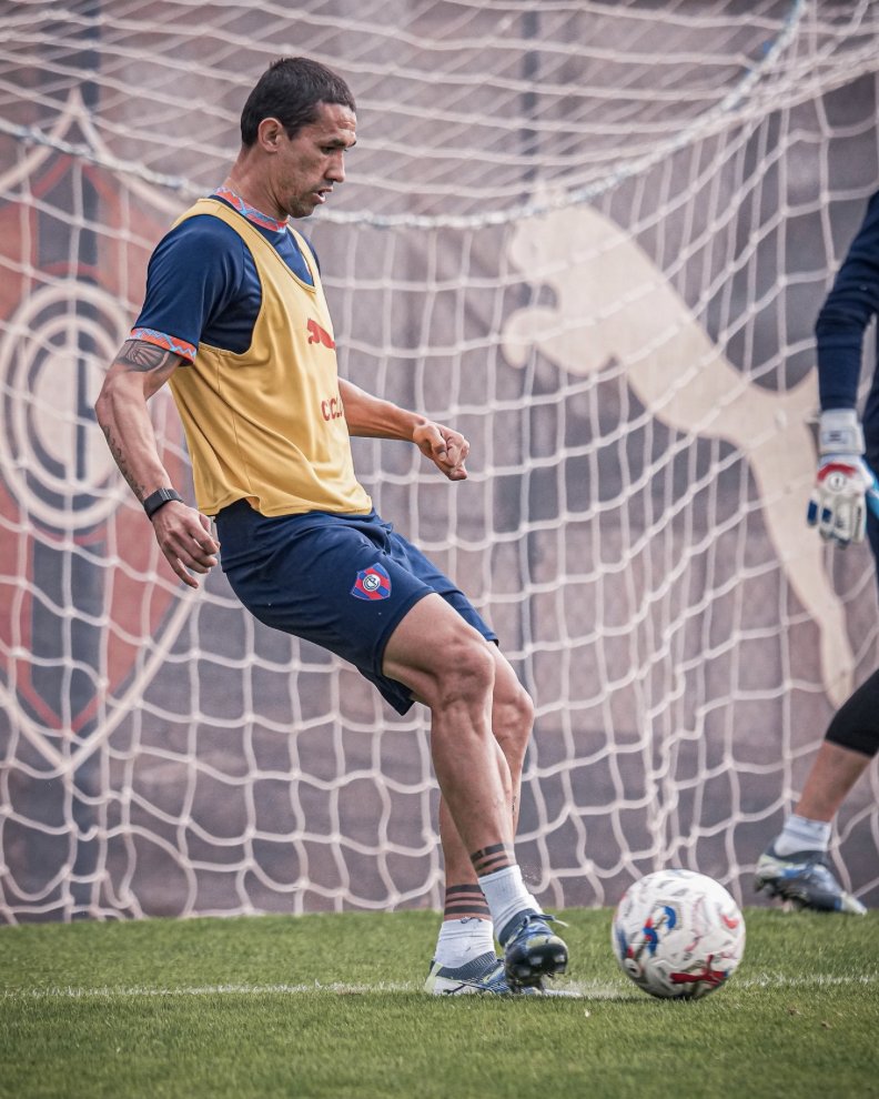 analyticspyfut's tweet image. ⚔️⛔️ Gustavo Velazquez (34 años, 🇵🇾) ganó todos los duelos que disputó [7/7] y no cometió ninguna falta vs. Recoleta F.C.