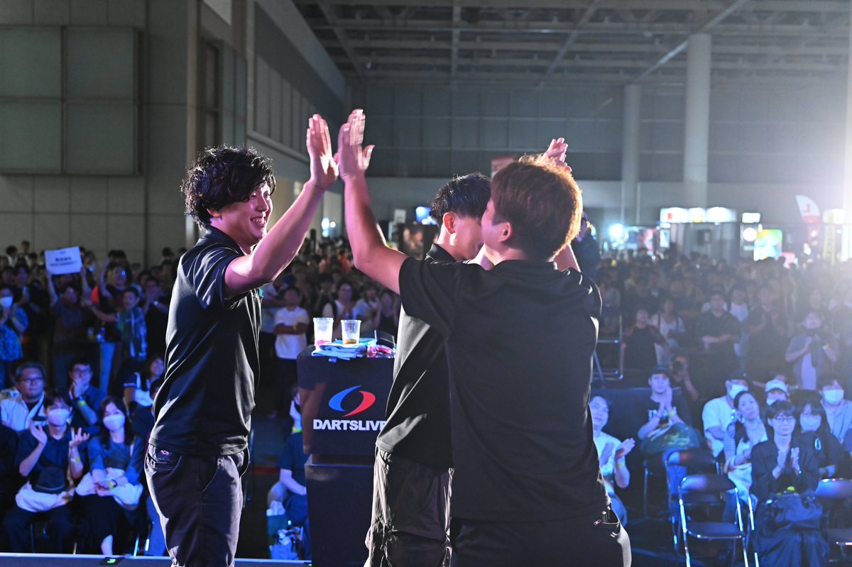 DARTSLIVE's tweet image. 今年もやります⚔️
日本 #ダーツ祭り 2025に名刺交換から始まるガチンコダーツ対決『ダーツライブ企業対抗戦』が登場!
ダーツが新たなビジネスチャンスになるかも🤭
エントリーは7/31(木)18:00よりスタート!
詳細はこちら👇dartslive.com/jp/event/vs_co…