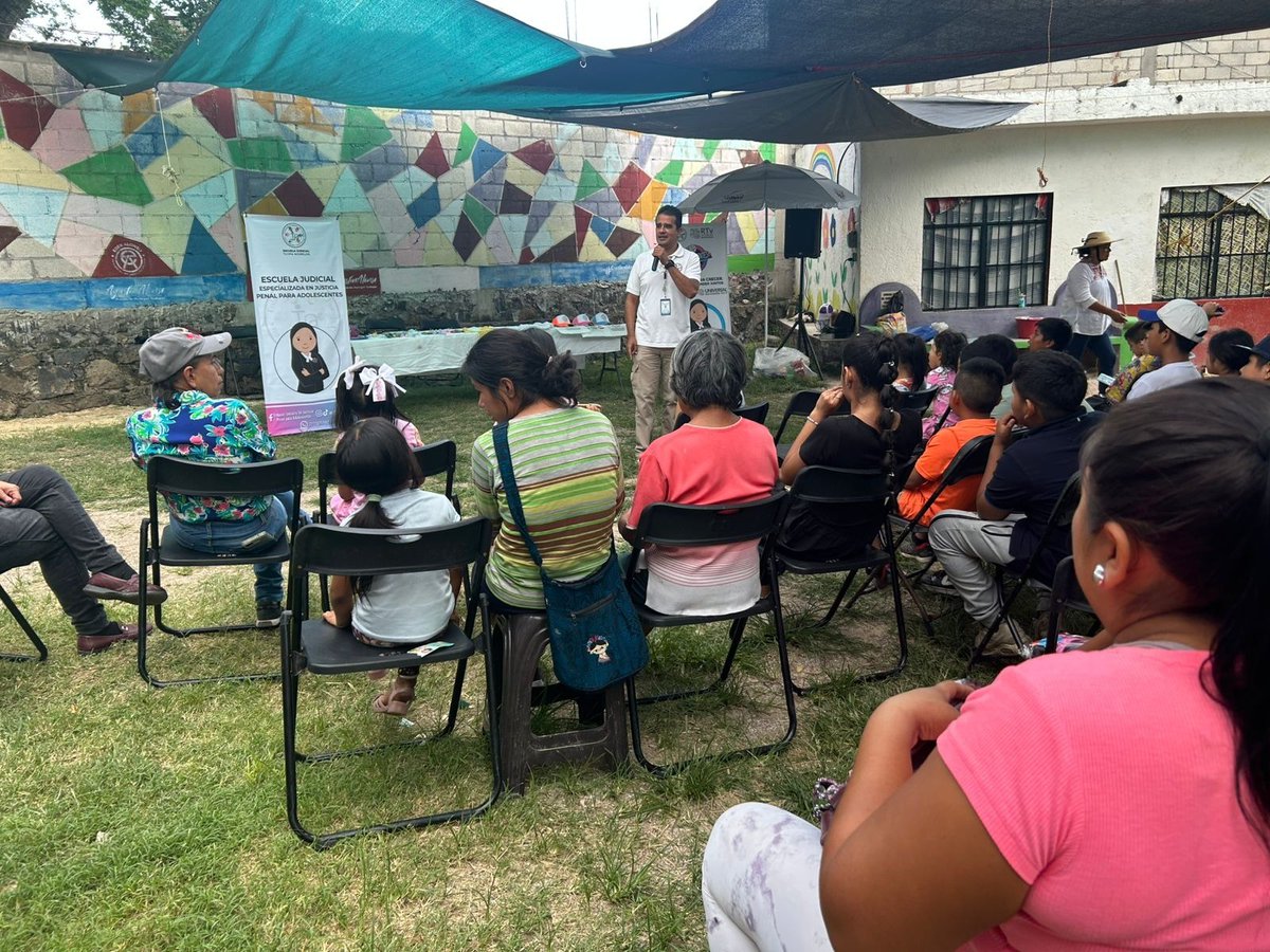 El TUJPA Impulsa la cultura cívica desde el hogar en la colonia El Zarco, Yautepec*

 Con el objetivo de fortalecer los valores ciudadanos desde el núcleo familiar, el Tribunal Unitario de Justicia Penal para Adolescentes (TUJPA) impartió la conferencia “Cultura Cívica” en la