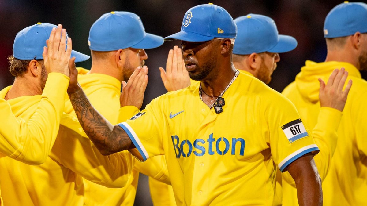 CAustinCox's tweet image. Kinda digging the Savannah Banana uniforms MLB put Boston in.