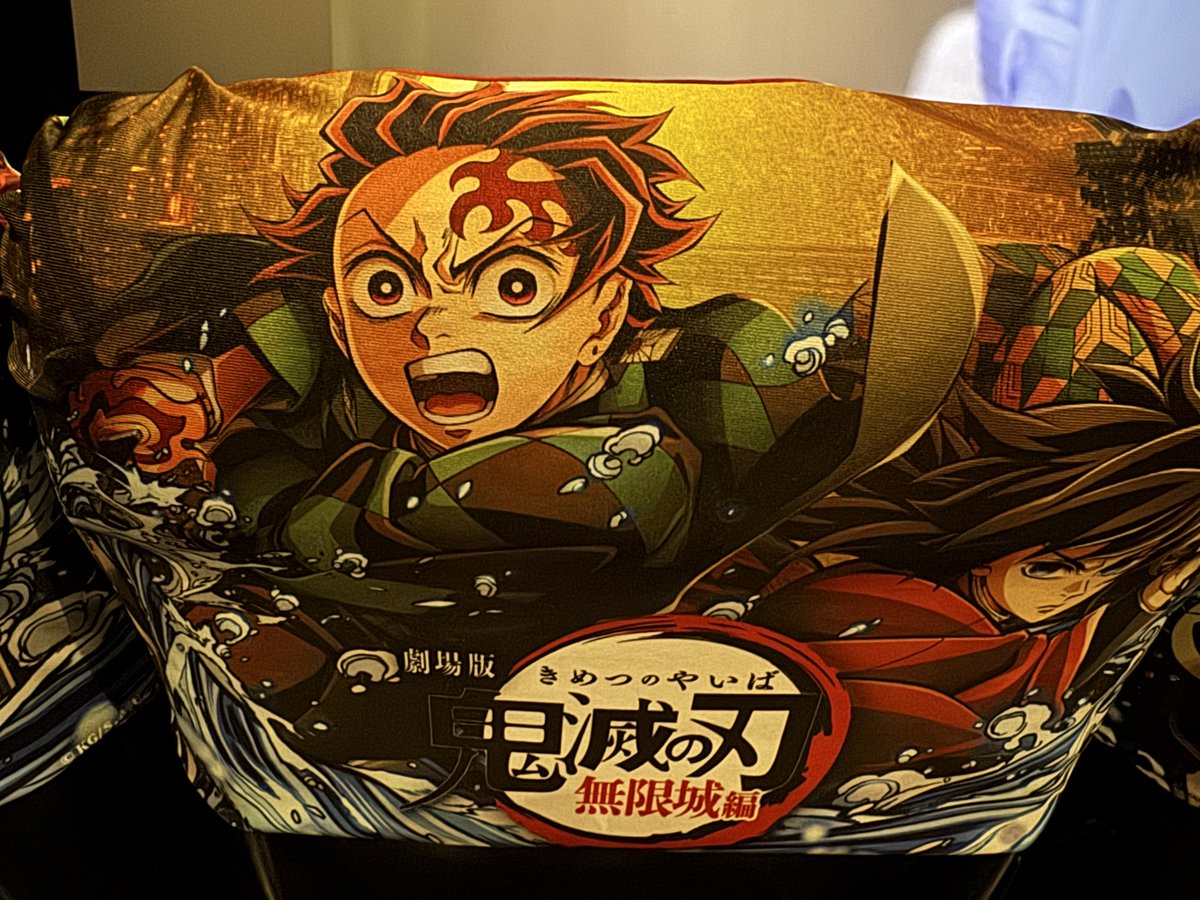 japanauthor's tweet image. Yesterday in Tokyo, I watched Demon Slayer: Kimetsu no Yaiba – The Movie: Infinity Castle 劇場版「鬼滅の刃」無限城編. It has only been on release for a week but is already breaking box office records as this crowd in the cinema's foyer underlines.