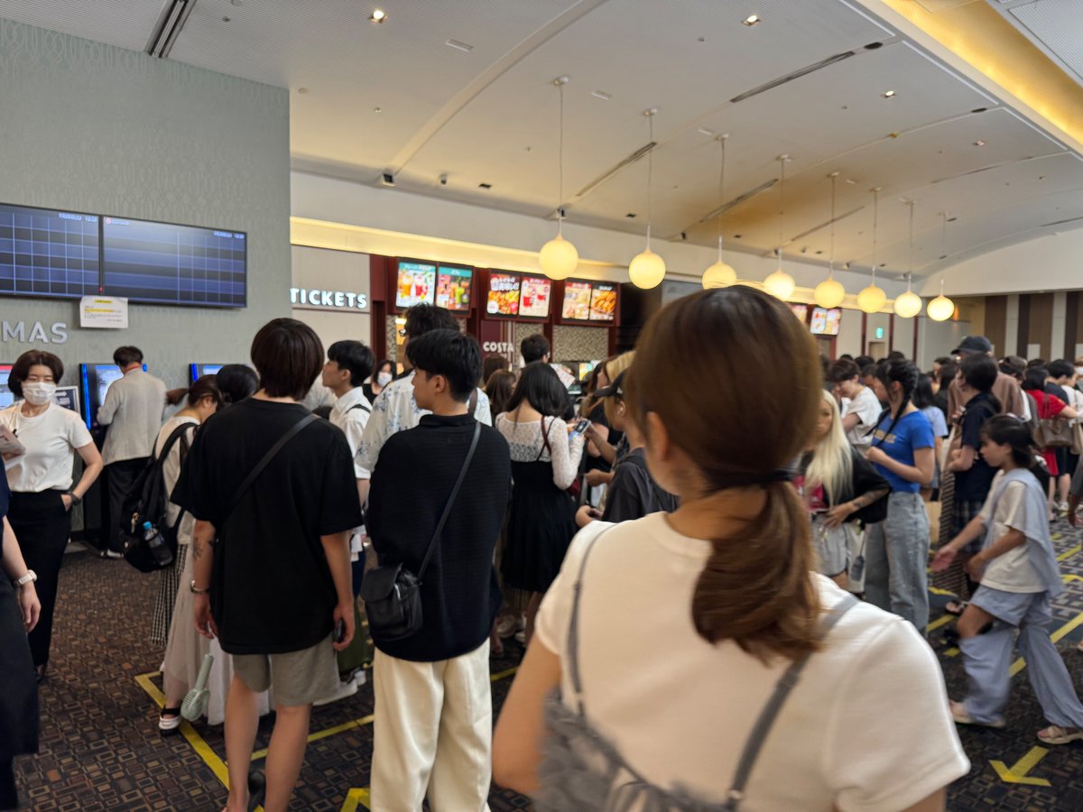 japanauthor's tweet image. Yesterday in Tokyo, I watched Demon Slayer: Kimetsu no Yaiba – The Movie: Infinity Castle 劇場版「鬼滅の刃」無限城編. It has only been on release for a week but is already breaking box office records as this crowd in the cinema's foyer underlines.