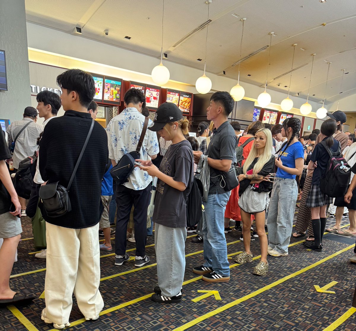 japanauthor's tweet image. Yesterday in Tokyo, I watched Demon Slayer: Kimetsu no Yaiba – The Movie: Infinity Castle 劇場版「鬼滅の刃」無限城編. It has only been on release for a week but is already breaking box office records as this crowd in the cinema's foyer underlines.
