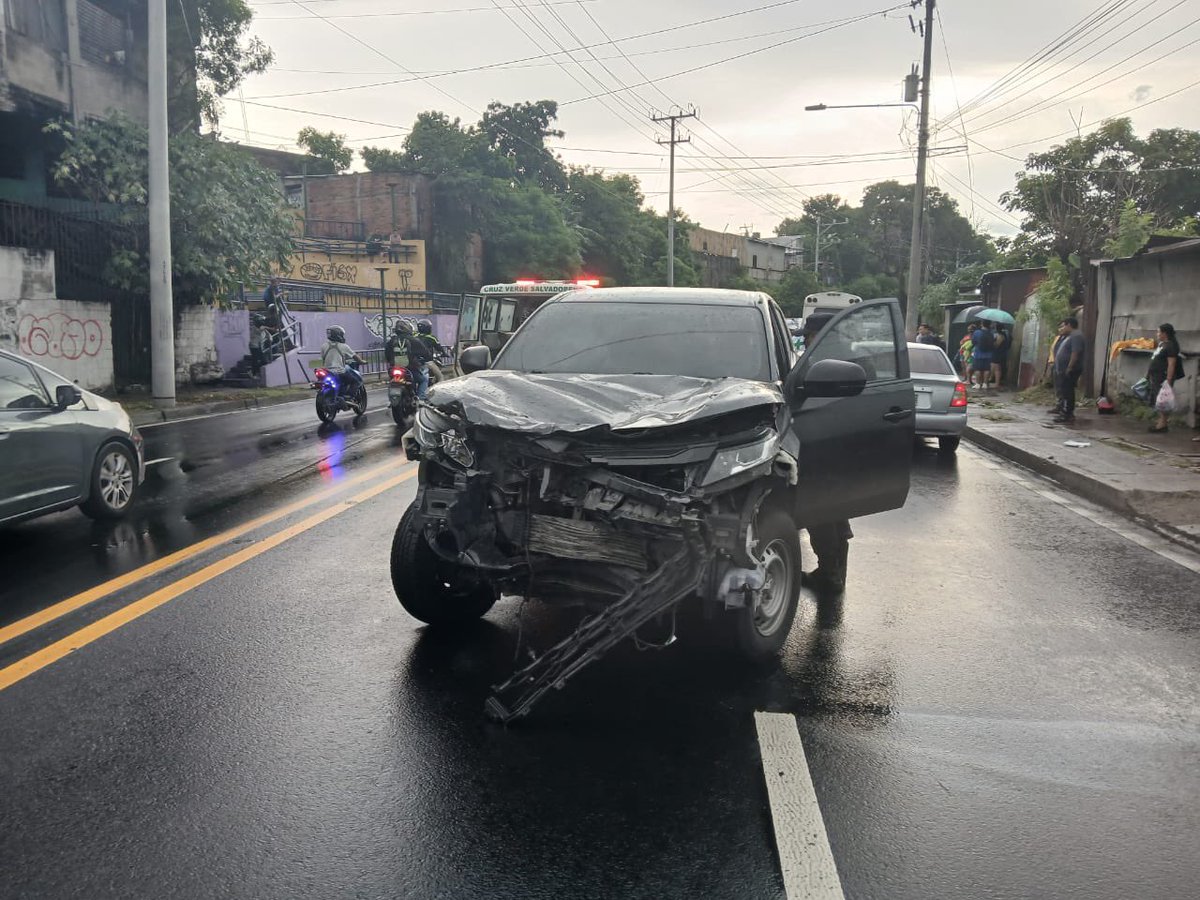 PNCSV's tweet image. Un motociclista murió en un accidente de tránsito sobre el bulevar Venezuela y 16° Avenida Sur, San Salvador.
Un bus, dos vehículos y una motocicleta están involucrados.
Policías de la División de Tránsito inspeccionan la escena para deducir responsabilidades.
Orientamos el…