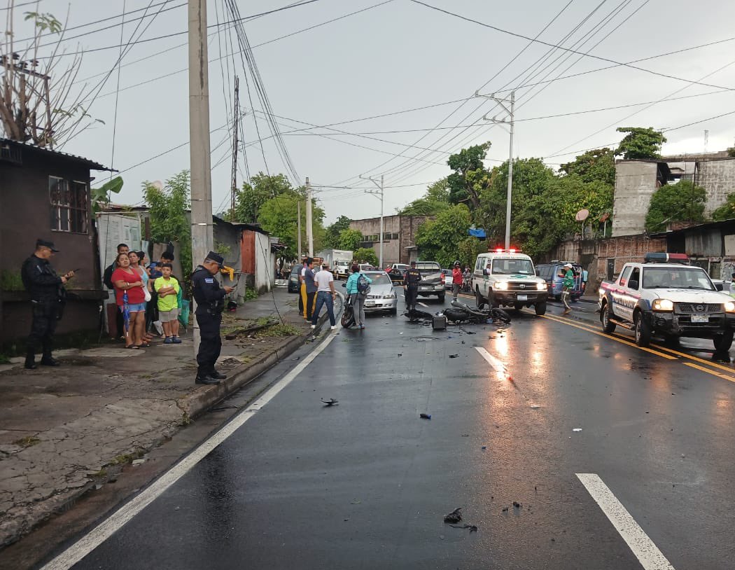 PNCSV's tweet image. Un motociclista murió en un accidente de tránsito sobre el bulevar Venezuela y 16° Avenida Sur, San Salvador.
Un bus, dos vehículos y una motocicleta están involucrados.
Policías de la División de Tránsito inspeccionan la escena para deducir responsabilidades.
Orientamos el…