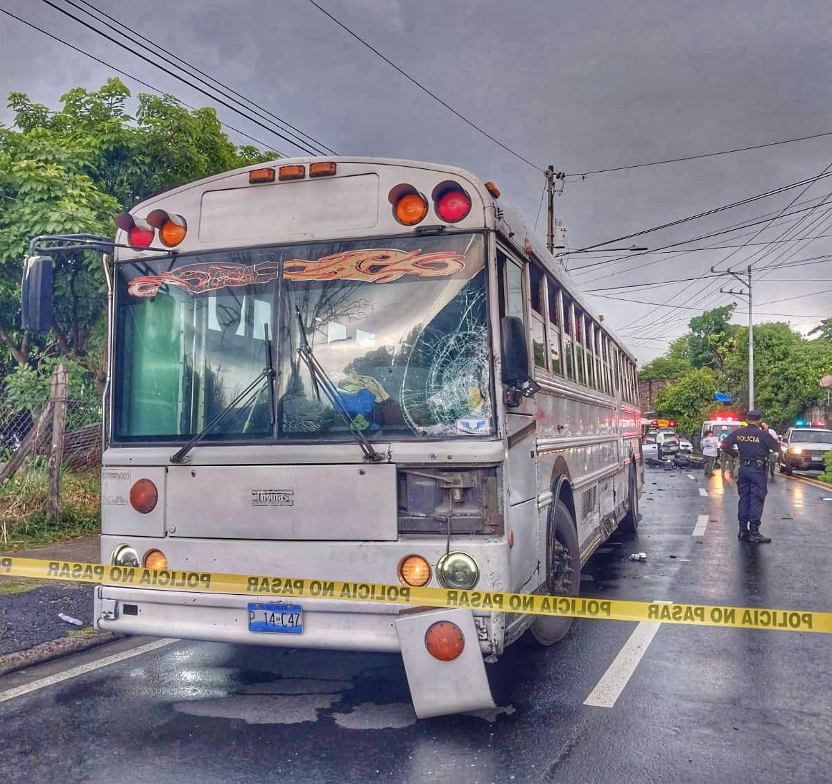 PNCSV's tweet image. Un motociclista murió en un accidente de tránsito sobre el bulevar Venezuela y 16° Avenida Sur, San Salvador.
Un bus, dos vehículos y una motocicleta están involucrados.
Policías de la División de Tránsito inspeccionan la escena para deducir responsabilidades.
Orientamos el…