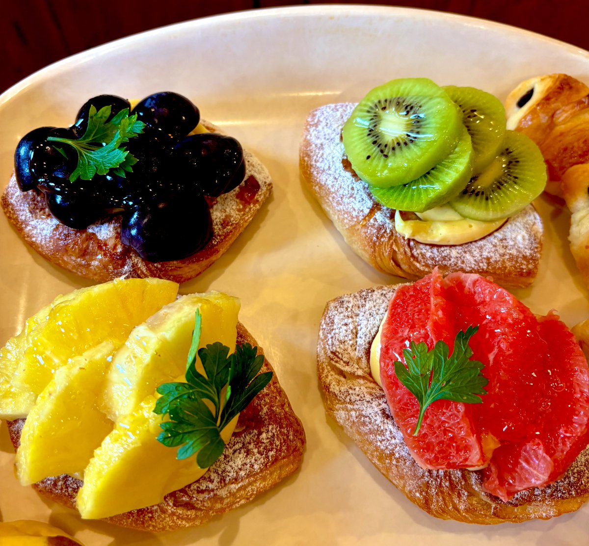 朝ごはんはフルーツデニッシュ🍇🍞
昨日の町内会祭りの片付けが朝からあって、
家では社長の嫁『片付け終わったら、そのまま朝ごはんをパン屋で買ってきて』
家では社員の私『承知しました』

おはようございます☀
皆さん素敵な週末をお過ごしください☺️