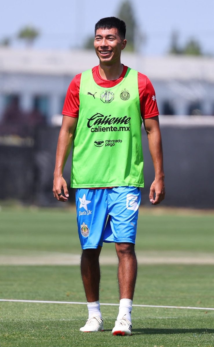 Permítanme decirlo como es.

Al final, Chivas trajo 5 refuerzos. CINCO. 
Lo que está jugando Daniel Aguirre…