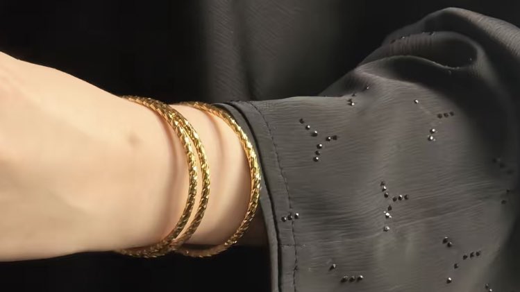 ليا بغت شي كنه من بناجرها 
على هواها يروح يسار ويميني