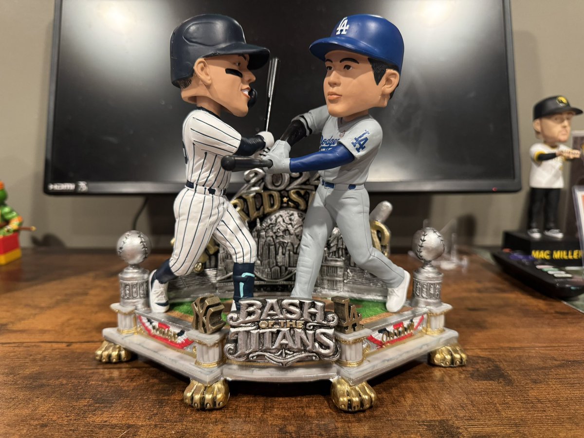 CardsStory's tweet image. Along with cards, I’ve always been into collecting bobbleheads. I like to grab one whenever I go to a new stadium if possible. I was able to nab this amazing bobblehead today at Yankee Stadium. 2 legends on one bobblehead was impossible to pass up 🔥