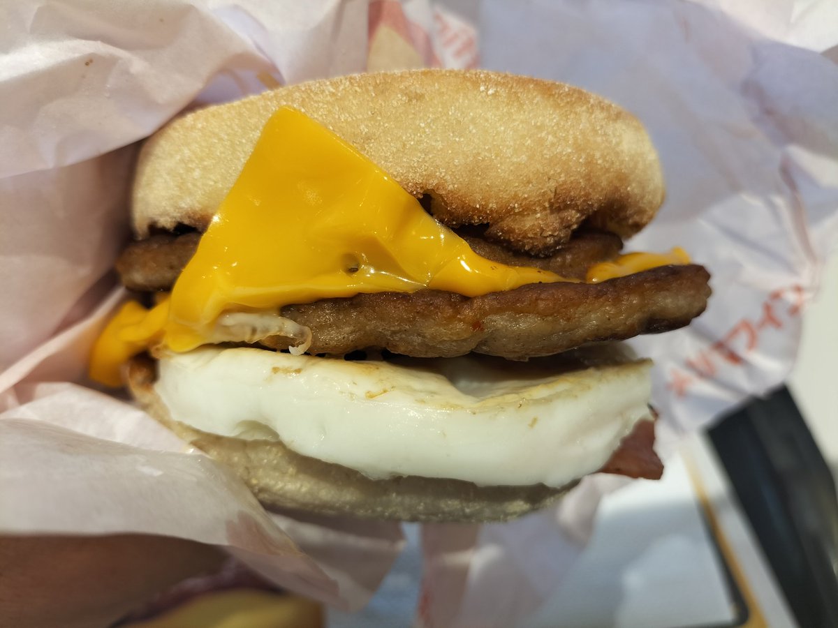 xankaz's tweet image. 朝マックしてる