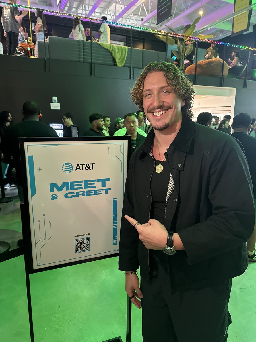 NiceWigg's tweet image. HEY EVERYONE!! I am at the @ATT Meet and Greet space at the 100 Thieves Summer Block Party! Come say hello!! Can’t wait to meet yall!!