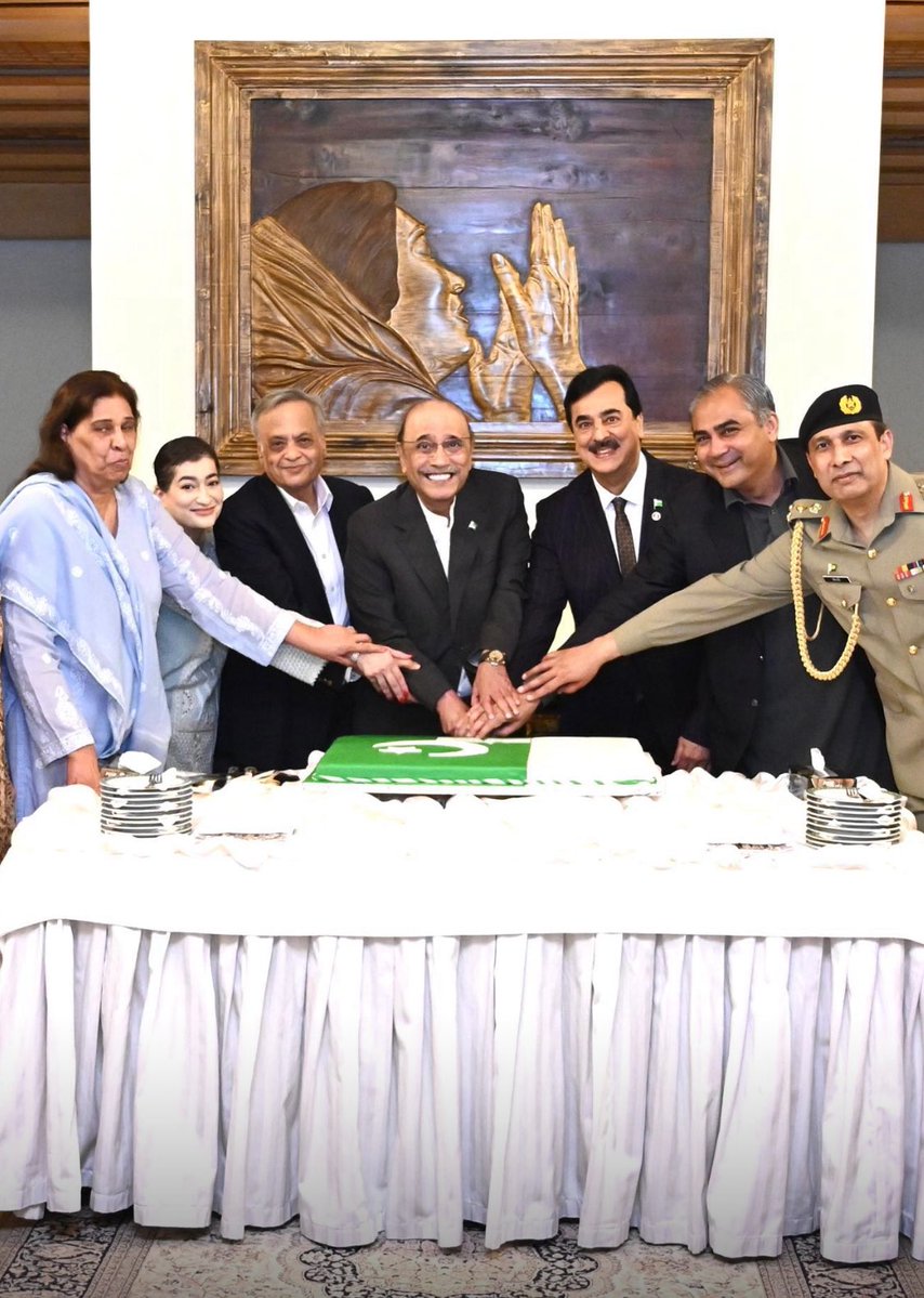 AainaSaaf's tweet image. Vultures trying to dismember and devour Pakistan