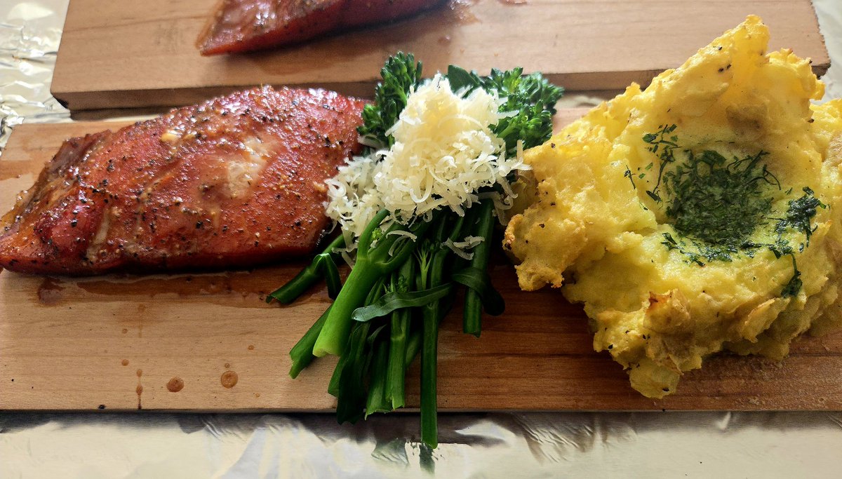 Simply_Rick_'s tweet image. First time trying alder. The potatoes had better smoke than the sockeye salmon😅🙄