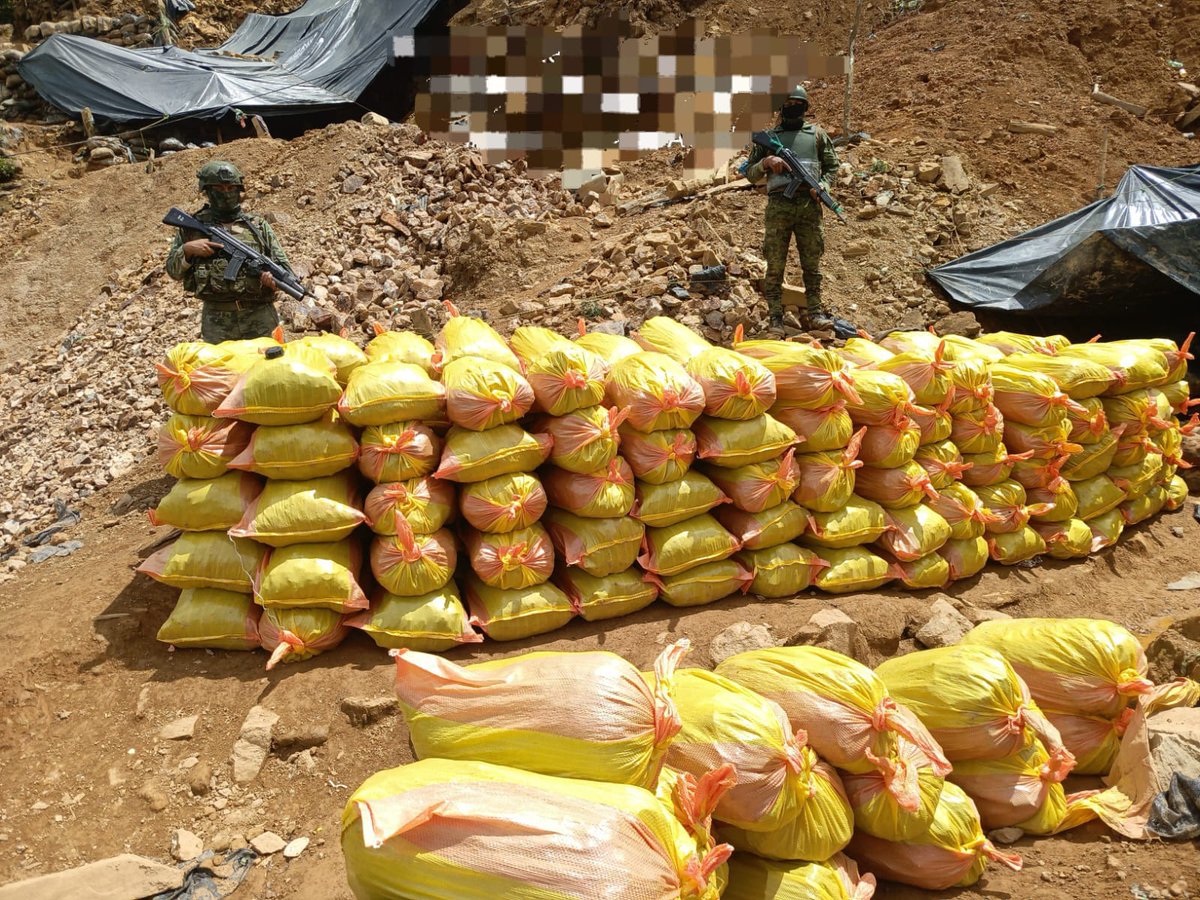 FFAAECUADOR's tweet image. Material explosivo y aurífero decomisado en zona minera de Imbabura

Durante operaciones militares en la Zona Minera Norte del cantón #Urcuquí, las Fuerzas Armadas del Ecuador a través del Bloque de Seguridad, decomisó material explosivo, equipos de uso industrial y varios sacos…