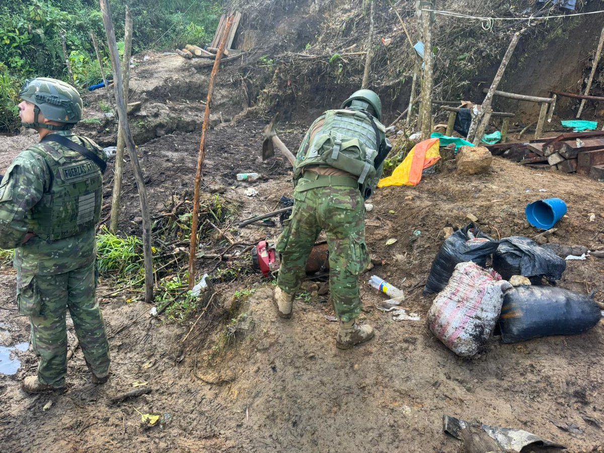 FFAAECUADOR's tweet image. Material explosivo y aurífero decomisado en zona minera de Imbabura

Durante operaciones militares en la Zona Minera Norte del cantón #Urcuquí, las Fuerzas Armadas del Ecuador a través del Bloque de Seguridad, decomisó material explosivo, equipos de uso industrial y varios sacos…