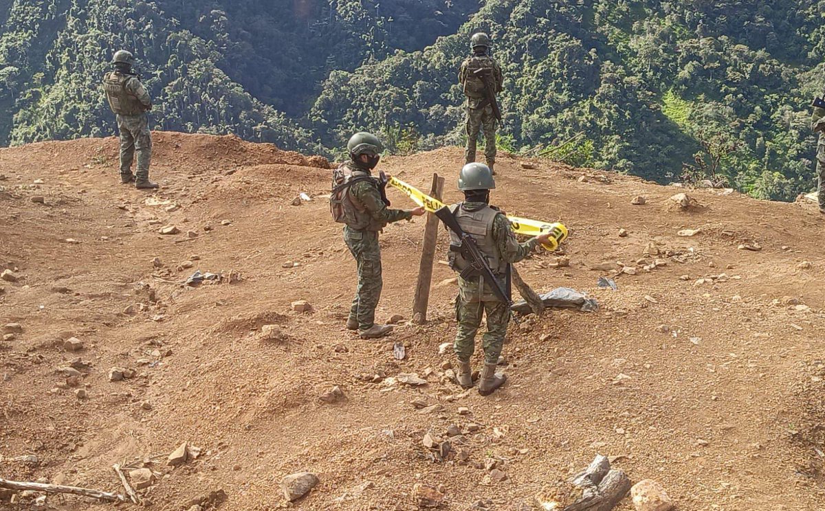 FFAAECUADOR's tweet image. Material explosivo y aurífero decomisado en zona minera de Imbabura

Durante operaciones militares en la Zona Minera Norte del cantón #Urcuquí, las Fuerzas Armadas del Ecuador a través del Bloque de Seguridad, decomisó material explosivo, equipos de uso industrial y varios sacos…