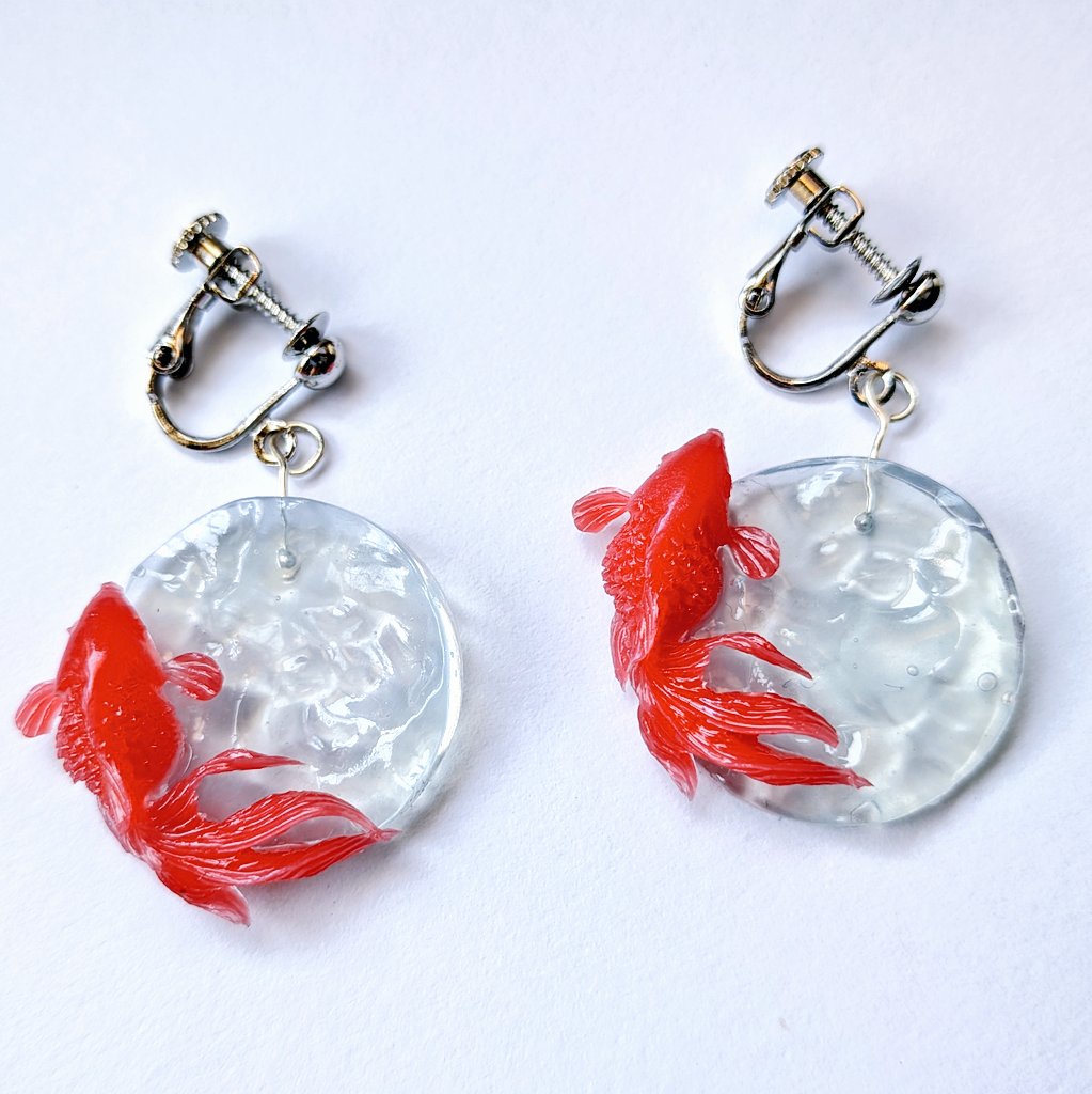 handmade_fsst's tweet photo. 本日の商品写真の練習は、金魚のイヤリング（レジン作品）。
ツヤっとしてるところが白飛びしてしまうので画像の明るさ調整に悩みます🤔ﾑｽﾞｶｼｲ
#ハンドメイド作家の成長記録
#空想通り商店街
#ハンドメイド好きさんと繋がりたい https://t.co/afx1fnAdUA