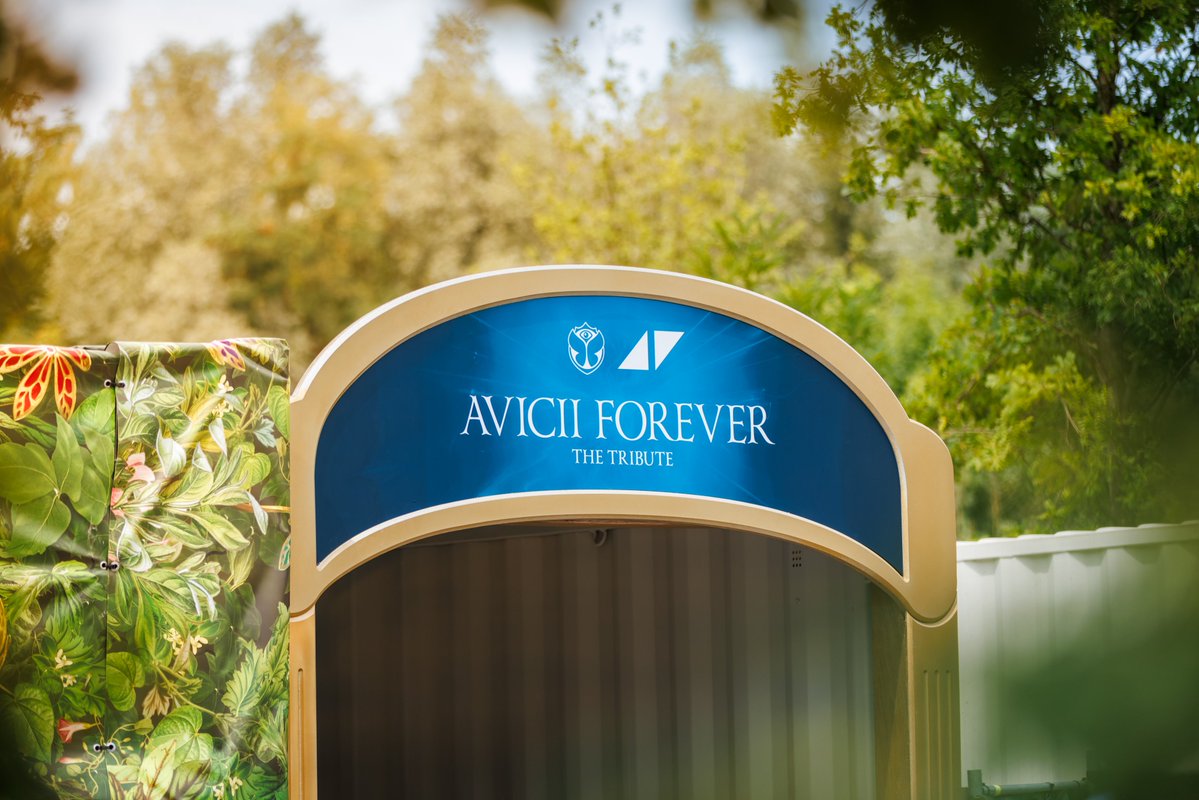 trinodj's tweet image. La entrada a la &quot;Avicii Experience&quot; en Tomorrowland. Un tributo que hacen junto a su familia para honrar el paso del DJ y Productor por la historia del festival