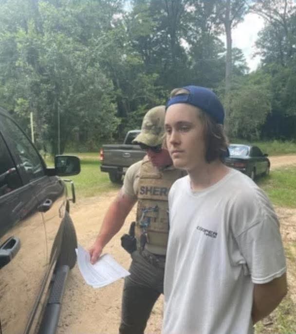 sun_iscompass's tweet image. The USA 🇺🇸 
Police discovered a vehicle with racist and lewd language spray- painted across it in the parking lot of the Crunch Fitness in Georgia.

Sage Kolbe, 17 years old of Centerville, Georgia was arrested on various charges 

Remember the name #SageKolbe