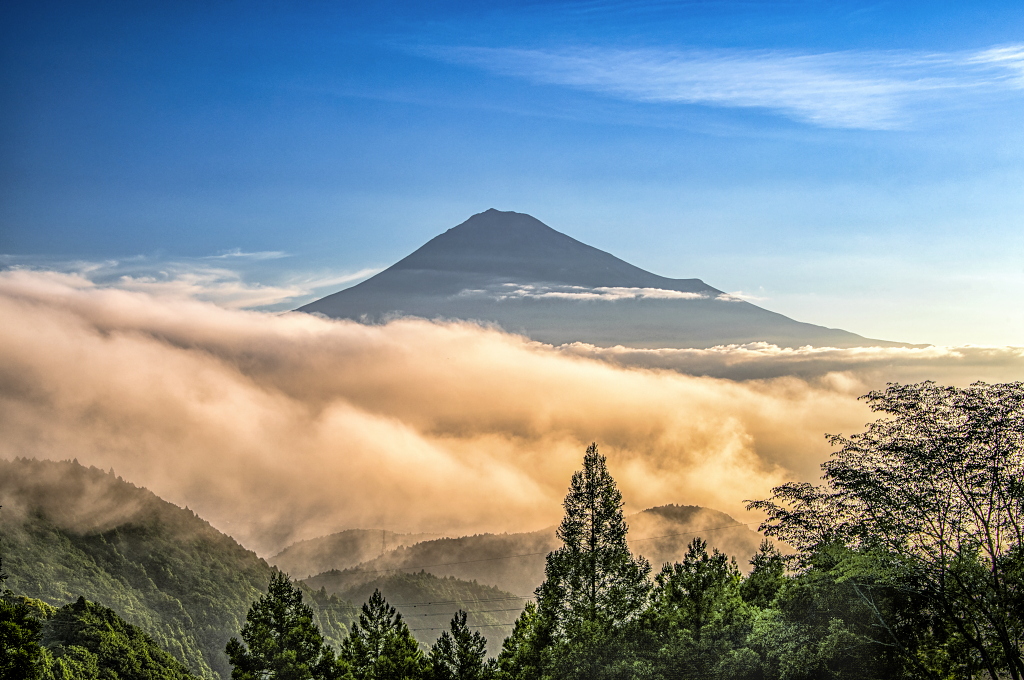 taitan21's tweet image. おはようございます。
山地から見る流れる雲海と富士山の風景です！