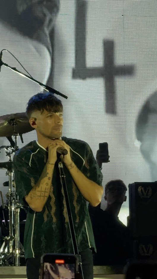 AOTVOnTour's tweet image. More of Louis stunning in Łódź!
📸 finewallsline91, 13luckyagain