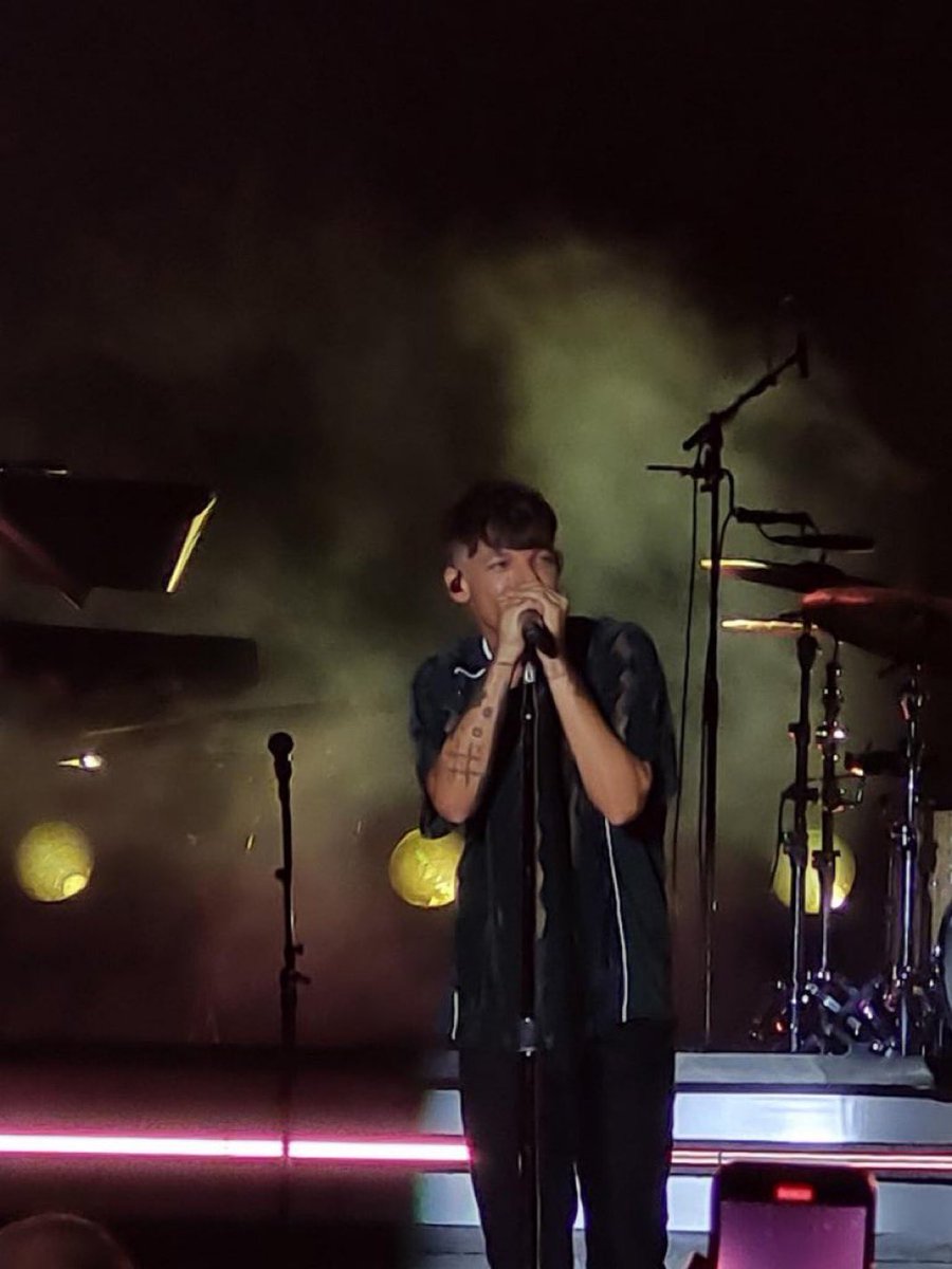 AOTVOnTour's tweet image. More of Louis stunning in Łódź!
📸 finewallsline91, 13luckyagain