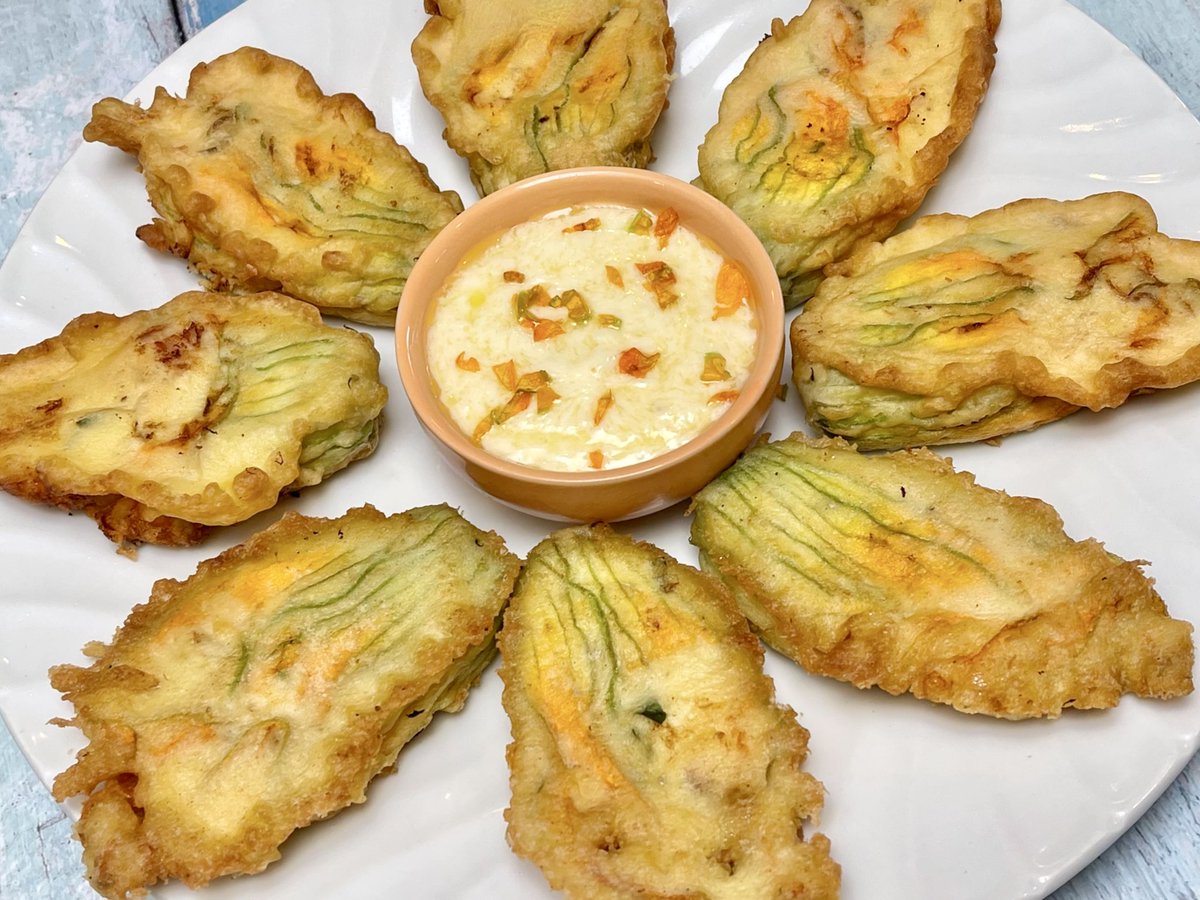 Have you ever eaten zucchini flowers? I've loved them since I was a kid. If you have zucchini in your garden or can find them at a farmers market, you'll want to make these Stuffed Zucchini Blossoms!
chefdenise.com/all/stuffed-zu…
#foodie #yummy #foodlover #foodlovers #foodblogger