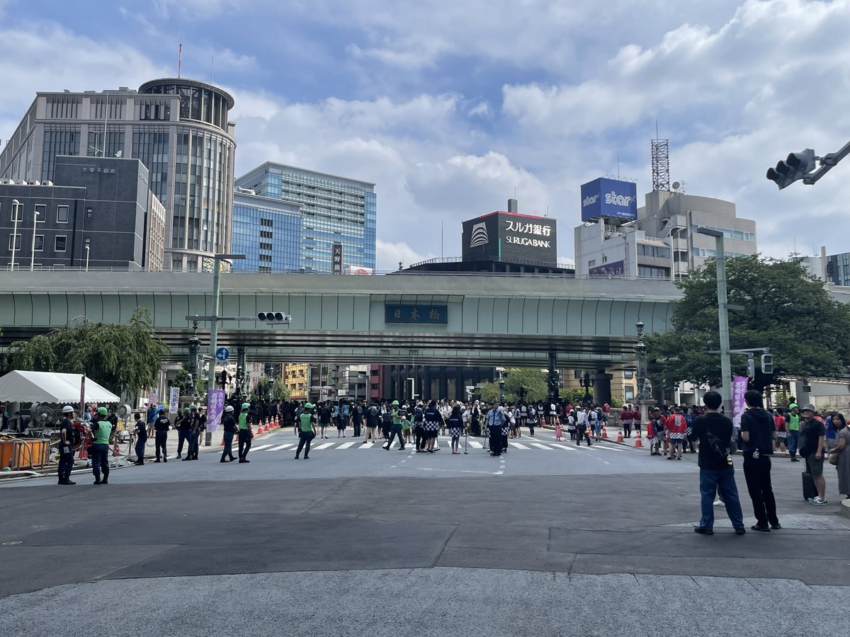 fromasuo's tweet image. 日本橋が封鎖されててナニゴト！😳と思ったら、「日本橋・橋洗い」ですと！皆さん手にデッキブラシ持ってやる気MAXでした。