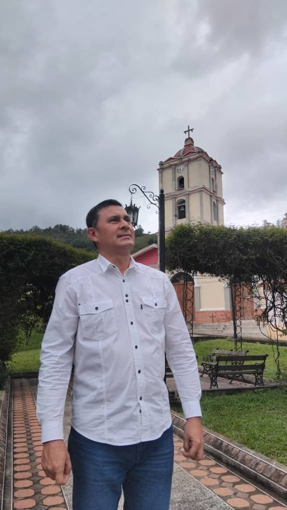 Mañana es un día muy especial, un día para demostrar cuánto amamos nuestra tierra y cuánto creemos en el futuro que juntos estamos construyendo.
Con humildad, esperanza y profundo compromiso, los invito a salir desde temprano a votar. Cada uno de ustedes es parte de esta historia