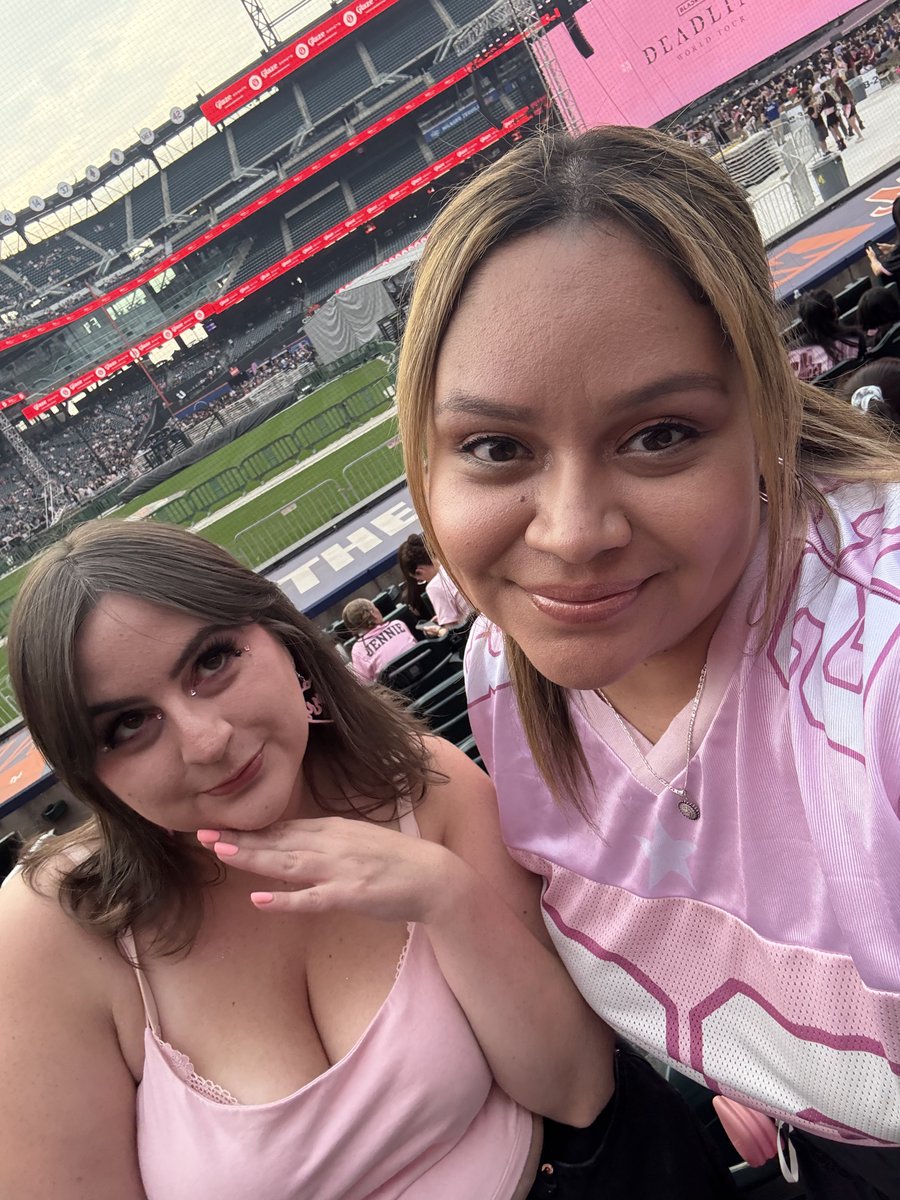 ontheground's tweet image. seeing blackpink with my swiftieblink sister 🫶🏼 @jentayIor