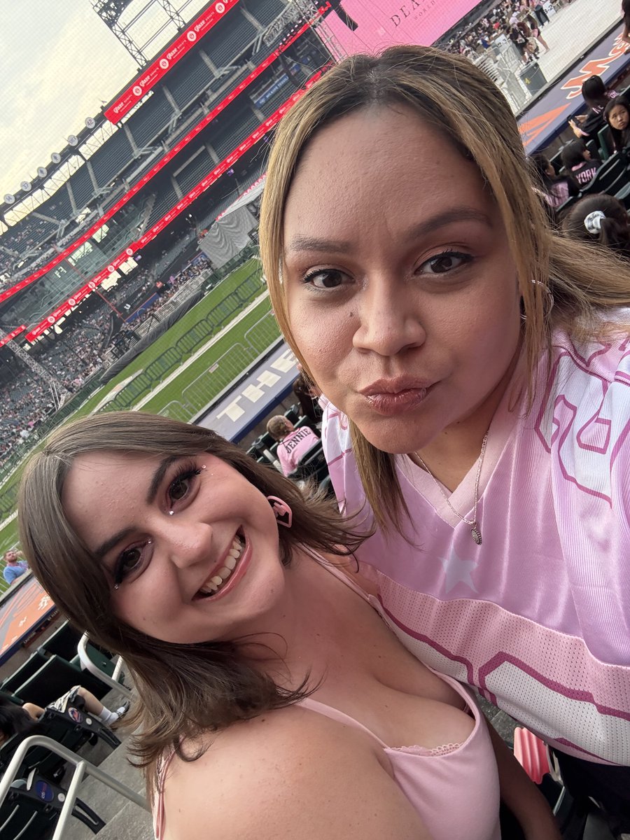 ontheground's tweet image. seeing blackpink with my swiftieblink sister 🫶🏼 @jentayIor