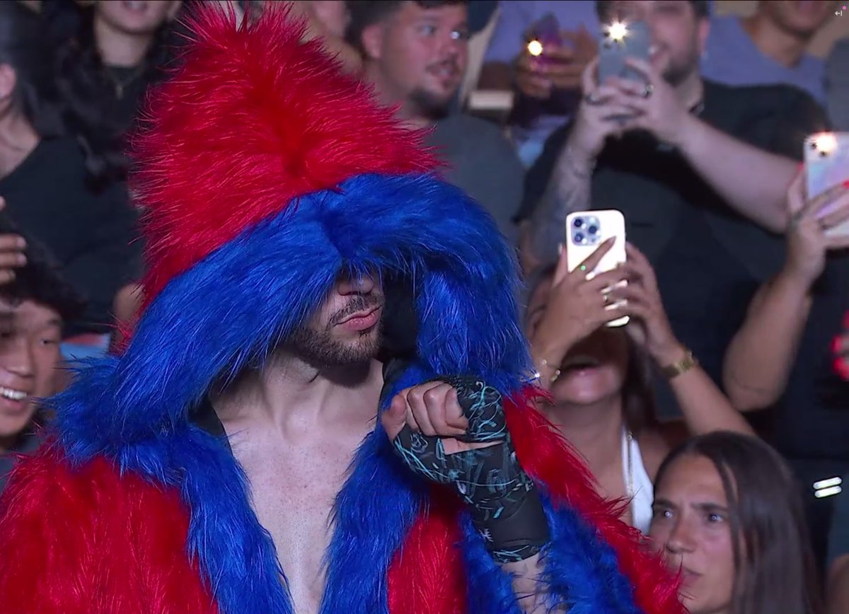 Que coño hace el primo charly en la presentación de Grefg?