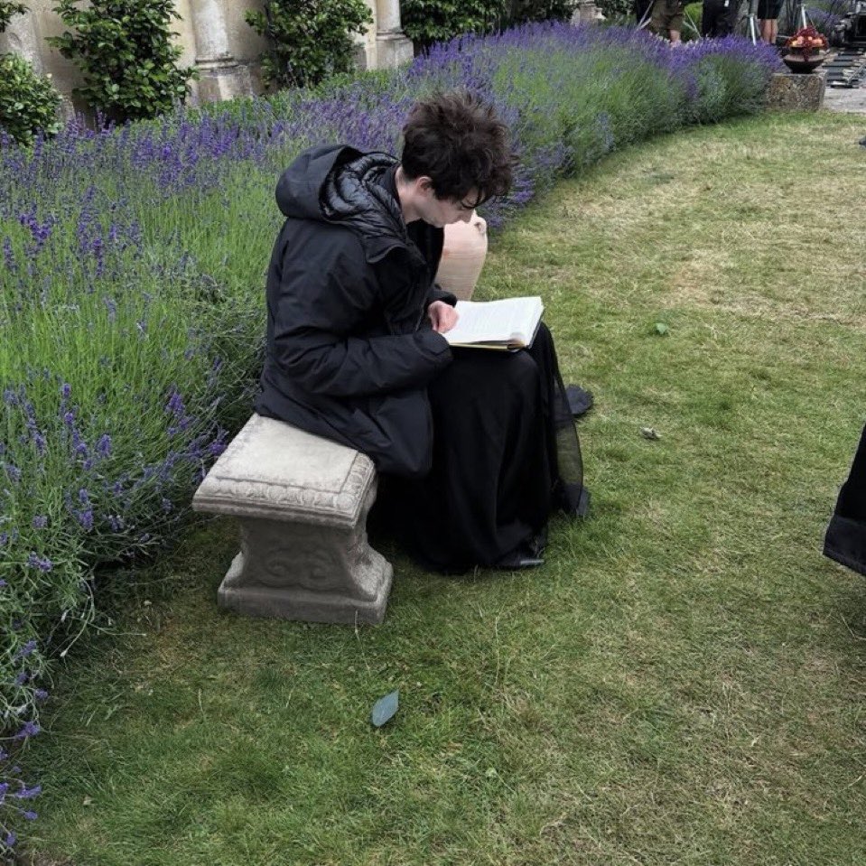 ENDLESSDRE4M's tweet image. he’s hiding away in the garden, book in hand.