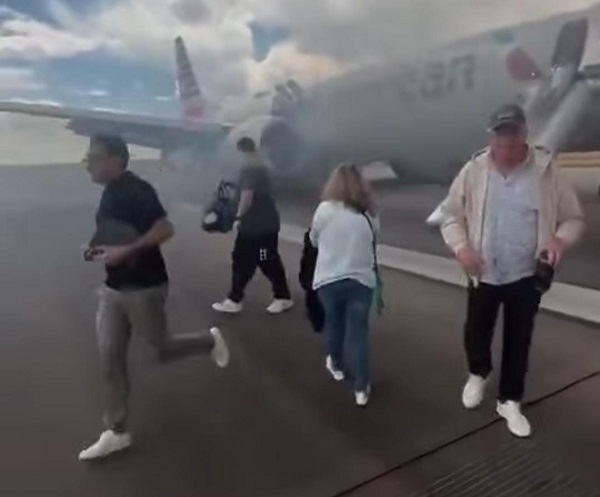 pe_equilibrium's tweet image. #LOÚLTIMO | Pasajeros de un avión de American Airlines son evacuados eta tarde de sábado, lego que se incendia su tren de aterrizaje, en el aeropuerto de Denver, Estados Unidos. Vídeo: Redes sociales.