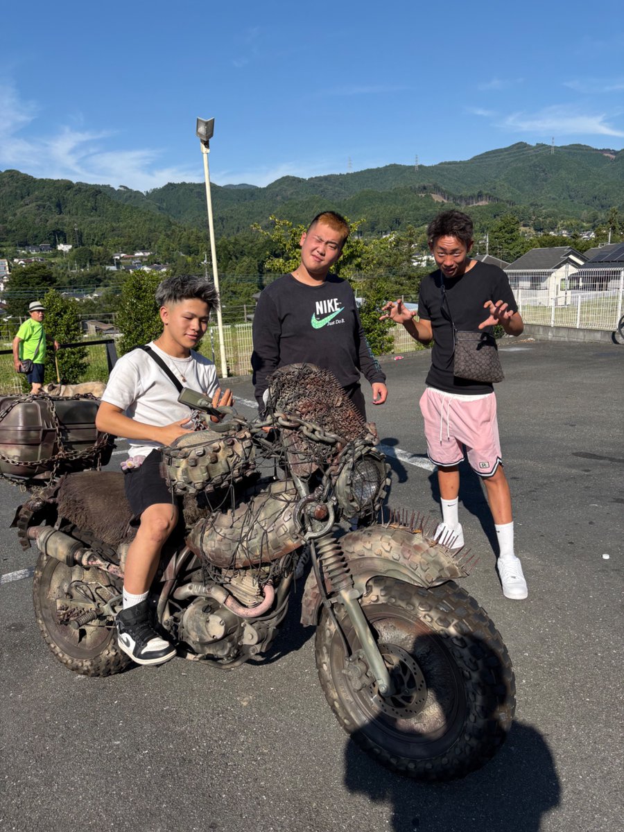 Battaichou's tweet photo. 世紀末カスタムに興味ありありの若人達🏍️
#セブンイレブン日向和田店
#世紀末バイク
#MADMAX2
#北斗の拳アニメ 
#ヒャッハー https://t.co/WLZjxW462p