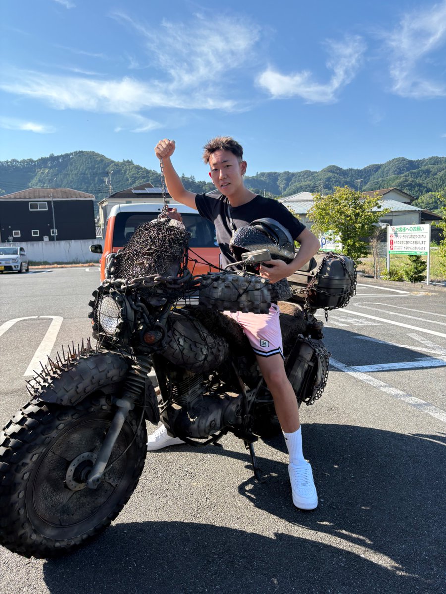 Battaichou's tweet photo. 世紀末カスタムに興味ありありの若人達🏍️
#セブンイレブン日向和田店
#世紀末バイク
#MADMAX2
#北斗の拳アニメ 
#ヒャッハー https://t.co/WLZjxW462p