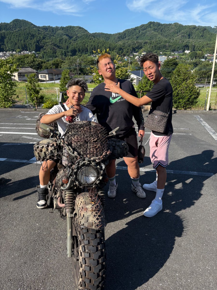 Battaichou's tweet photo. 世紀末カスタムに興味ありありの若人達🏍️
#セブンイレブン日向和田店
#世紀末バイク
#MADMAX2
#北斗の拳アニメ 
#ヒャッハー https://t.co/WLZjxW462p