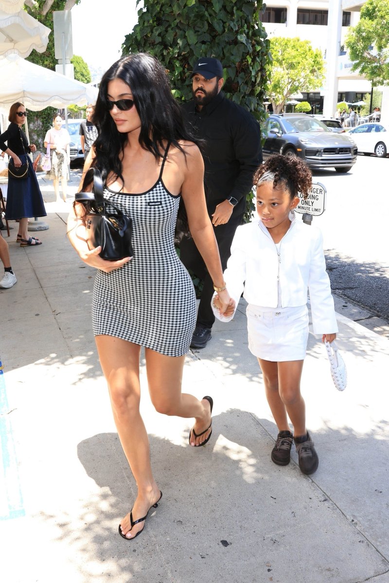 MidiaAccess's tweet image. Kylie Jenner e a Stormi chegando no restaurante The Ivy para o aniversário de 91 anos da MJ em Los Angeles, Califórnia | 26 de julho.
📸 Mais fotos: accesskardashian.com.br/galeria/thumbn…
