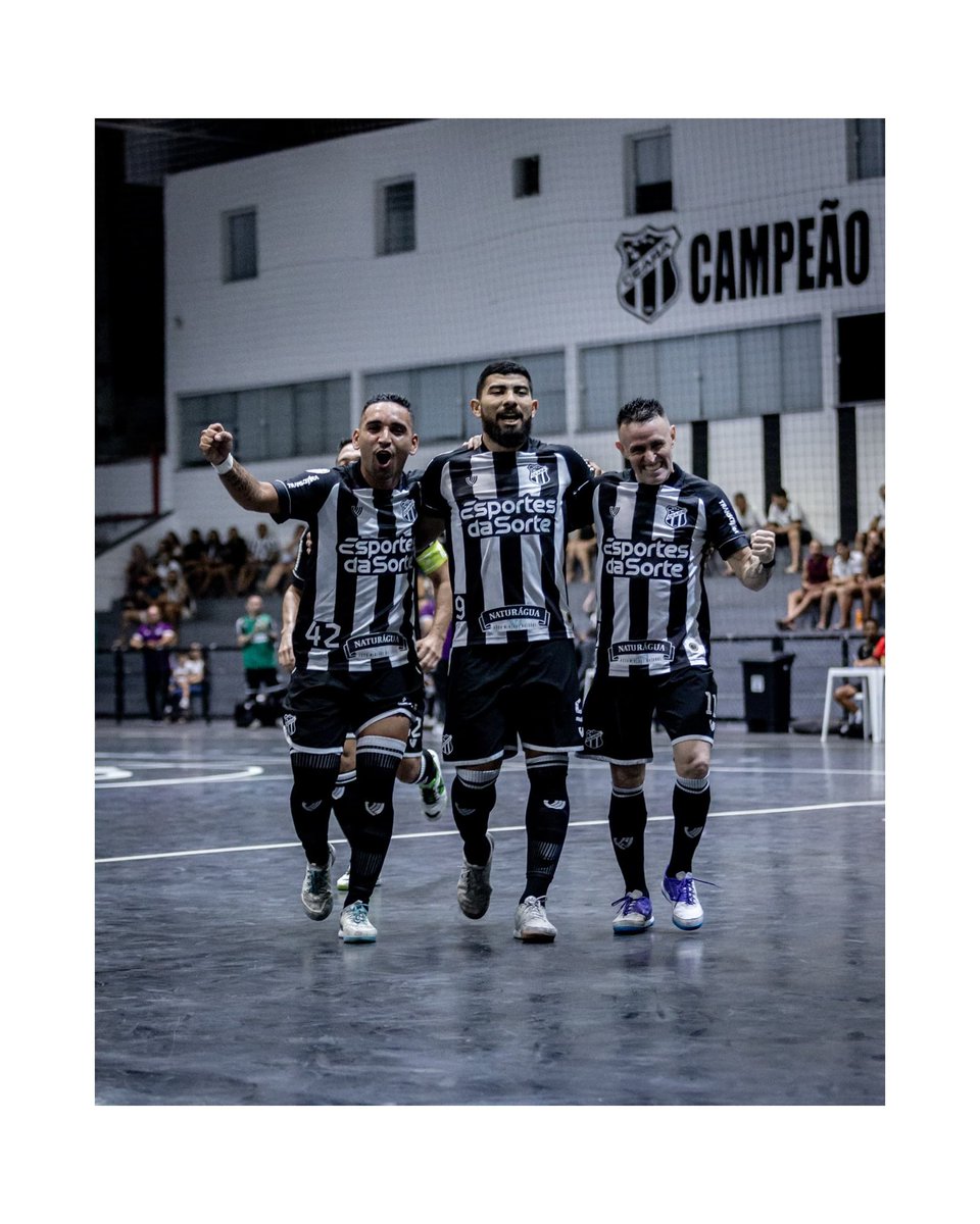 CearaSC's tweet image. ⏱️ FIIIIIM DE JOOOOOGO!
O Ceará Futsal VENCE a equipe do Crateús 6 a 1 e garante a terceira VITÓRIA seguida no Campeonato Cearense 2025.
Nossos gols foram marcados por Pecém (3x), Rafinha, Canindé e Ostinha. ⚽️
Obrigado pelo apoio, nação! 🏁
📸 Wellerson Gomes / Ceará SC…