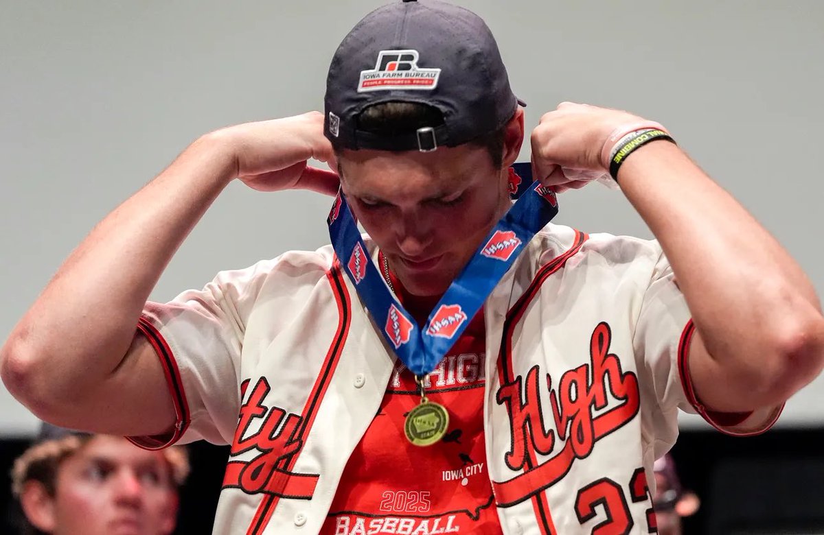 CityHighFB's tweet image. Before leaving to🏈 @UNIFootball &amp;amp; @Upper_Iowa_FB  - @ParkerSutherl10 &amp;amp; @Dominic_salibi ⚾️ had some business to finish! #STATEchamps #theSTANDARD