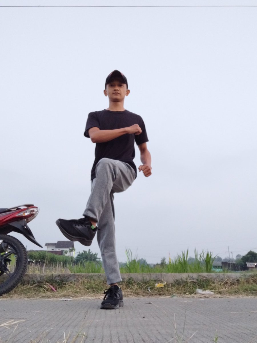 ristaslinuha's tweet image. اَلْعَقْلُ السَّلِيْمُ فِى الْجِسْمِ السَّلِيْمِ
 
“Di dalam tubuh yang kuat terdapat jiwa yang sehat.”