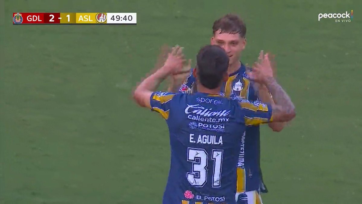 ChivasUniverse's tweet image. 49’❗️Gol de San Luis. Tiro de esquina a primer poste que le cayó a la frente de Eduardo Águila para descontar en el marcador.
CHIVAS 2-1 SAN LUIS