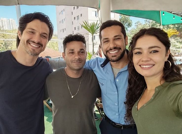 InfosRomuloE's tweet image. 📲 | Romulo Estrela, Amaury Lorenzo e Sophie Charlotte em registro nos bastidores das gravações de hoje em São Paulo para #TrêsGraças.