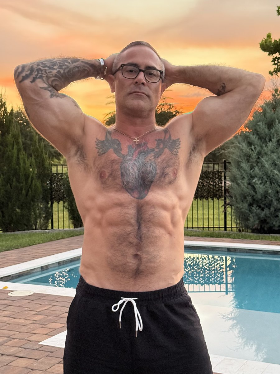 No filter, my backyard. iPhone16 pro max for the photo win 💪🏼 📸 ☀️ 🥵👀

onlyfans.com/sergeantsilver…